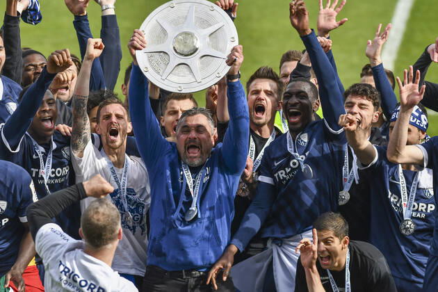 Schlussjubel Schlußjubel Emotion Freude der Mannschaft von Bochum Thomas Reis (VfL Bochum) mit der Meisterschale, 23.05.2021 Fussball, 2. Bundesliga, VfL Bochum vs SV Sandhausen, Vonovia Ruhrstadion, Bochum, DFB DFL REGULATIONS PROHIBIT ANY USE OF PHOTOGRAPHS AS IMAGE SEQUENCES AND OR QUASI-VIDEO