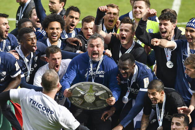 Schlussjubel Schlußjubel Emotion Freude der Mannschaft von Bochum Thomas Reis (VfL Bochum) mit der Meisterschale, 23.05.2021 Fussball, 2. Bundesliga, VfL Bochum vs SV Sandhausen, Vonovia Ruhrstadion, Bochum, DFB DFL REGULATIONS PROHIBIT ANY USE OF PHOTOGRAPHS AS IMAGE SEQUENCES AND OR QUASI-VIDEO