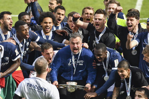 Schlussjubel Schlußjubel Emotion Freude der Mannschaft von Bochum Thomas Reis (VfL Bochum) mit der Meisterschale, 23.05.2021 Fussball, 2. Bundesliga, VfL Bochum vs SV Sandhausen, Vonovia Ruhrstadion, Bochum, DFB DFL REGULATIONS PROHIBIT ANY USE OF PHOTOGRAPHS AS IMAGE SEQUENCES AND OR QUASI-VIDEO