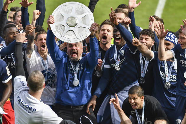Schlussjubel Schlußjubel Emotion Freude der Mannschaft von Bochum Thomas Reis (VfL Bochum) mit der Meisterschale, 23.05.2021 Fussball, 2. Bundesliga, VfL Bochum vs SV Sandhausen, Vonovia Ruhrstadion, Bochum, DFB DFL REGULATIONS PROHIBIT ANY USE OF PHOTOGRAPHS AS IMAGE SEQUENCES AND OR QUASI-VIDEO