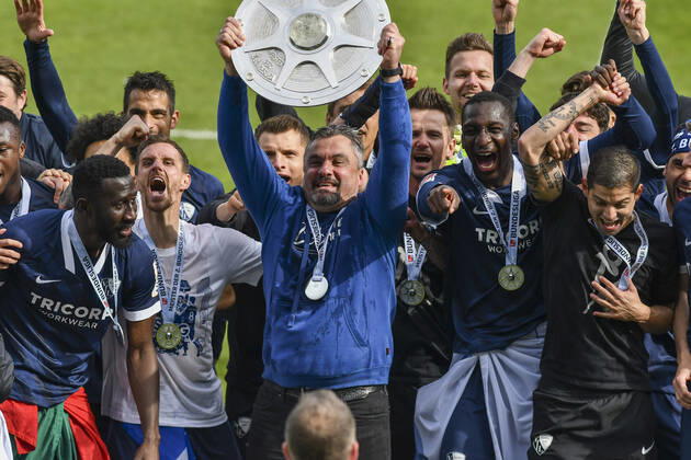 Schlussjubel Schlußjubel Emotion Freude der Mannschaft von Bochum Thomas Reis (VfL Bochum) mit der Meisterschale, 23.05.2021 Fussball, 2. Bundesliga, VfL Bochum vs SV Sandhausen, Vonovia Ruhrstadion, Bochum, DFB DFL REGULATIONS PROHIBIT ANY USE OF PHOTOGRAPHS AS IMAGE SEQUENCES AND OR QUASI-VIDEO
