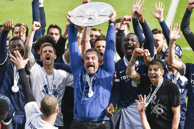 Schlussjubel Schlußjubel Emotion Freude der Mannschaft von Bochum Thomas Reis (VfL Bochum) mit der Meisterschale, 23.05.2021 Fussball, 2. Bundesliga, VfL Bochum vs SV Sandhausen, Vonovia Ruhrstadion, Bochum, DFB DFL REGULATIONS PROHIBIT ANY USE OF PHOTOGRAPHS AS IMAGE SEQUENCES AND OR QUASI-VIDEO