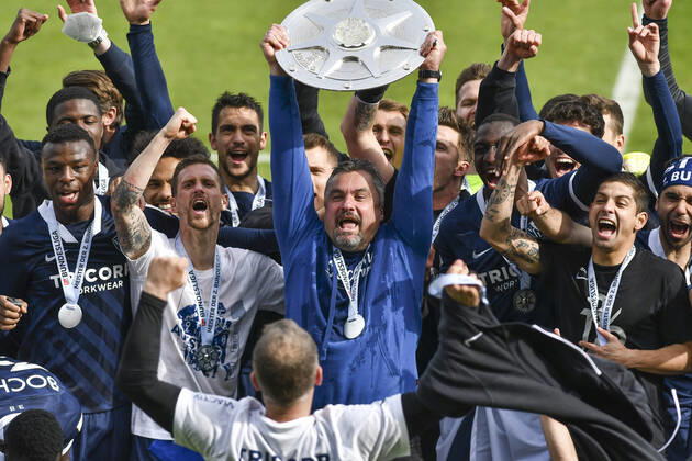 Schlussjubel Schlußjubel Emotion Freude der Mannschaft von Bochum Thomas Reis (VfL Bochum) mit der Meisterschale, 23.05.2021 Fussball, 2. Bundesliga, VfL Bochum vs SV Sandhausen, Vonovia Ruhrstadion, Bochum, DFB DFL REGULATIONS PROHIBIT ANY USE OF PHOTOGRAPHS AS IMAGE SEQUENCES AND OR QUASI-VIDEO