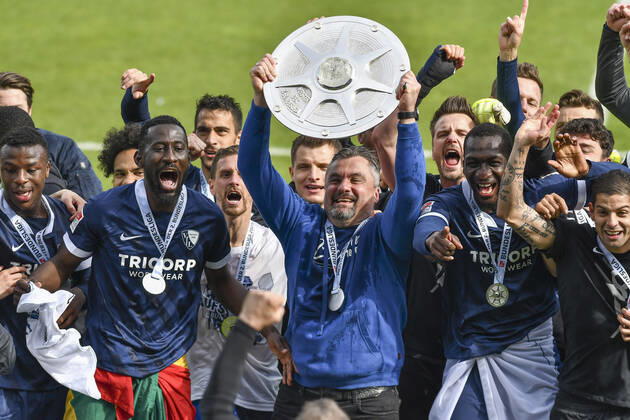 Schlussjubel Schlußjubel Emotion Freude der Mannschaft von Bochum Thomas Reis (VfL Bochum) mit der Meisterschale, 23.05.2021 Fussball, 2. Bundesliga, VfL Bochum vs SV Sandhausen, Vonovia Ruhrstadion, Bochum, DFB DFL REGULATIONS PROHIBIT ANY USE OF PHOTOGRAPHS AS IMAGE SEQUENCES AND OR QUASI-VIDEO