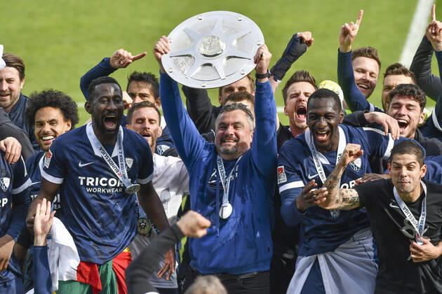 Schlussjubel Schlußjubel Emotion Freude der Mannschaft von Bochum Thomas Reis (VfL Bochum) mit der Meisterschale, 23.05.2021 Fussball, 2. Bundesliga, VfL Bochum vs SV Sandhausen, Vonovia Ruhrstadion, Bochum, DFB DFL REGULATIONS PROHIBIT ANY USE OF PHOTOGRAPHS AS IMAGE SEQUENCES AND OR QUASI-VIDEO
