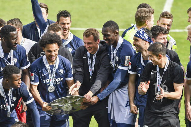 Schlussjubel Schlußjubel Emotion Freude der Mannschaft von Bochum mit der Meisterschale, 23.05.2021 Fussball, 2. Bundesliga, VfL Bochum vs SV Sandhausen, Vonovia Ruhrstadion, Bochum, DFB DFL REGULATIONS PROHIBIT ANY USE OF PHOTOGRAPHS AS IMAGE SEQUENCES AND OR QUASI-VIDEO