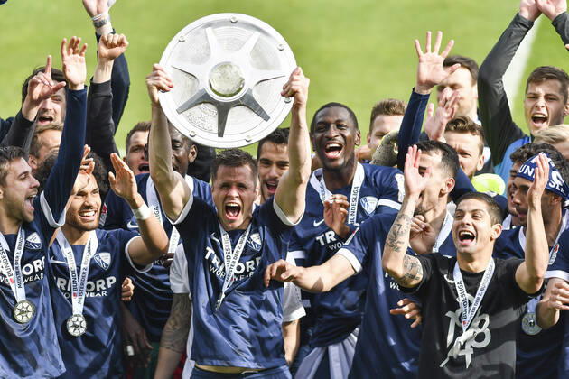Schlussjubel Schlußjubel Emotion Freude der Mannschaft von Bochum mit der Meisterschale, 23.05.2021 Fussball, 2. Bundesliga, VfL Bochum vs SV Sandhausen, Vonovia Ruhrstadion, Bochum, DFB DFL REGULATIONS PROHIBIT ANY USE OF PHOTOGRAPHS AS IMAGE SEQUENCES AND OR QUASI-VIDEO