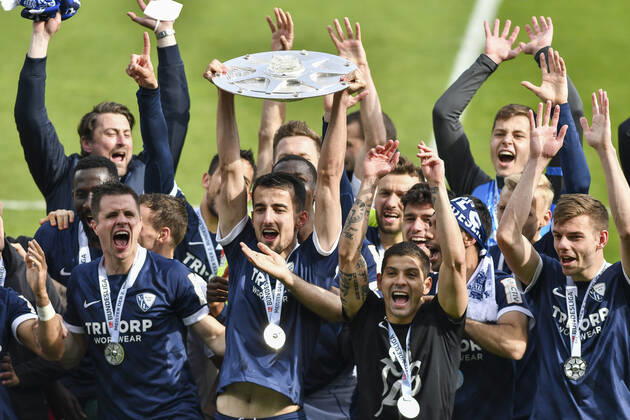 Schlussjubel Schlußjubel Emotion Freude der Mannschaft von Bochum mit der Meisterschale, 23.05.2021 Fussball, 2. Bundesliga, VfL Bochum vs SV Sandhausen, Vonovia Ruhrstadion, Bochum, DFB DFL REGULATIONS PROHIBIT ANY USE OF PHOTOGRAPHS AS IMAGE SEQUENCES AND OR QUASI-VIDEO