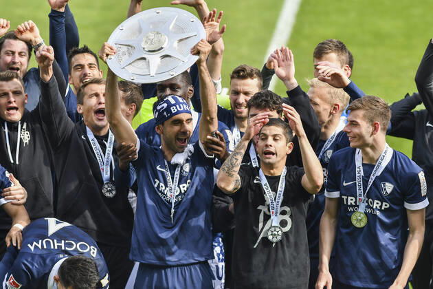 Schlussjubel Schlußjubel Emotion Freude der Mannschaft von Bochum mit der Meisterschale, 23.05.2021 Fussball, 2. Bundesliga, VfL Bochum vs SV Sandhausen, Vonovia Ruhrstadion, Bochum, DFB DFL REGULATIONS PROHIBIT ANY USE OF PHOTOGRAPHS AS IMAGE SEQUENCES AND OR QUASI-VIDEO