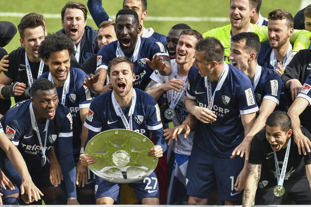 Schlussjubel Schlußjubel Emotion Freude der Mannschaft von Bochum mit der Meisterschale, 23.05.2021 Fussball, 2. Bundesliga, VfL Bochum vs SV Sandhausen, Vonovia Ruhrstadion, Bochum, DFB DFL REGULATIONS PROHIBIT ANY USE OF PHOTOGRAPHS AS IMAGE SEQUENCES AND OR QUASI-VIDEO