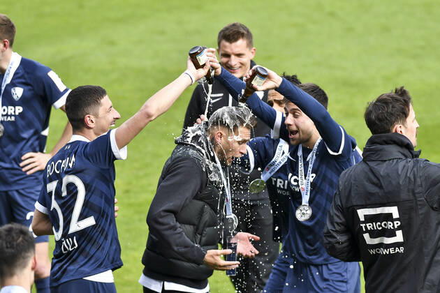 Schlussjubel Schlußjubel Emotion Freude der Mannschaft von Bochum mit der Bierdusche 23.05.2021 Fussball, 2. Bundesliga, VfL Bochum vs SV Sandhausen, Vonovia Ruhrstadion, Bochum, DFB DFL REGULATIONS PROHIBIT ANY USE OF PHOTOGRAPHS AS IMAGE SEQUENCES AND OR QUASI-VIDEO
