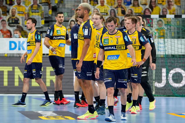 Spieler der Rhein-Neckar-Löwen, enttäuscht über die Niederlage, Enttäuschung nach dem Schlusspfiff, Highlight, Verlierer, verloren, Frustration, disappointed, pessimistisch, 19.06.2021, Mannheim (Deutschland), Handball, Bundesliga, Rhein-Neckar Löwen - SC Magdeburg