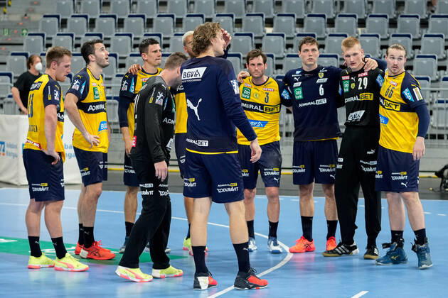 Spieler der Rhein-Neckar-Löwen, enttäuscht über die Niederlage, Enttäuschung nach dem Schlusspfiff, Highlight, Verlierer, verloren, Frustration, disappointed, pessimistisch, 19.06.2021, Mannheim (Deutschland), Handball, Bundesliga, Rhein-Neckar Löwen - SC Magdeburg