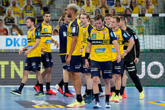Spieler der Rhein-Neckar-Löwen, enttäuscht über die Niederlage, Enttäuschung nach dem Schlusspfiff, Highlight, Verlierer, verloren, Frustration, disappointed, pessimistisch, vorne mit v.li.: Philipp Ahouansou (RNL, 19) und Uwe Gensheimer (RNL, 3), 19.06.2021, Mannheim (Deutschland), Handball, Bundesliga, Rhein-Neckar Löwen - SC Magdeburg