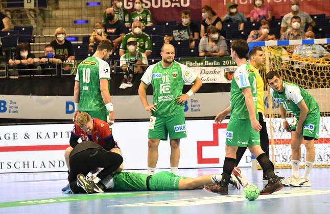 Handball, Herren, Saison 2020 2021, 1. Bundesliga (38. Spieltag), Füchse Berlin - Bergischer HC, Fabian Wiede (Füchse Berlin) wird behandelt, 27.06. 2021, Copyright: xSebastianxRäppold MatthiasxKochx