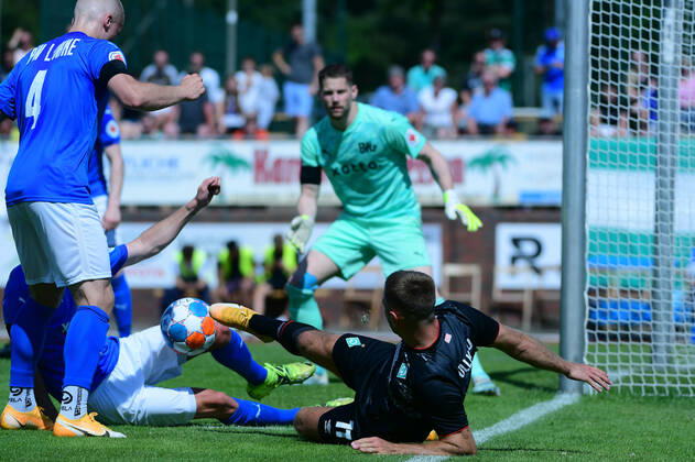 Niclas Fuellkrug (SV Werder Bremen 11) kaempft noch am Boden weiter DFB regulations prohibit any use of photographs as image sequences and or quasi-video, GER, Fussball, 2. Bundesliga, Testspiel Blau-Weiss Lohne - SV Werder Bremen, 27.6.2021, Heinz-Dettmer Stadion, Lohne Lohne Copyright: xFrankxWenzel Eibner-Pressefotox SVW