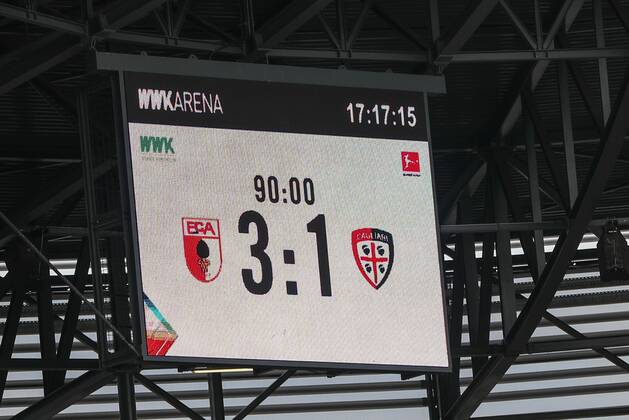 Endstand 3:1 auf der Anzeigetafel, FC Augsburg vs. Cagliari Calcio, Testspiel, 31.07.2021 Augsburg Bayern Deutschland