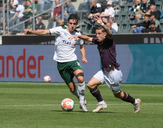 Florian Neuhaus (Borussia Moenchengladbach), li., gegen Tomas Suslov (FC Groningen) 31.07.2021, Fussball GER, Saison 2021 2022, 1. Bundesliga, Testspiel, Freundschaftsspiel, Borussia Mönchengladbach - FC Groningen, , Foto: Weis TEAM2sportphoto Moenchengladbach Nordrhein Westfalen Deutschland