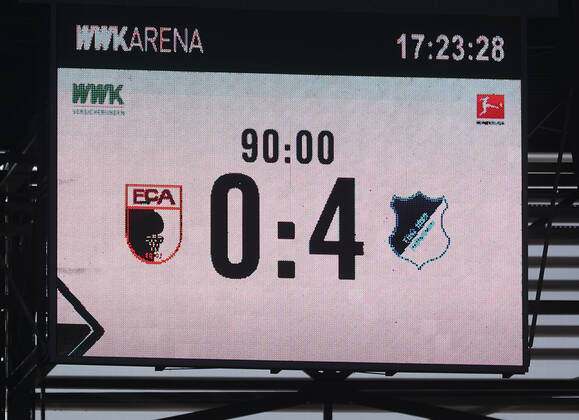 Endstand 0:4, auf der Anzeigetafel; FC Augsburg vs. TSG 1899 Hoffenheim, 1. Spieltag; DFL REGULATIONS PROHIBIT ANY USE OF PHOTOGRAPHS AS IMAGE SEQUENCES AND OR QUASI-VIDEO.