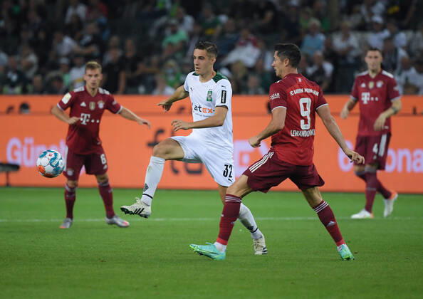 Florian Neuhaus (Borussia Moenchengladbach), li., gegen Robert Lewandowski (Bayern Muenchen) 13.08.2021, Fussball GER, Saison 2021 2022, 1. Bundesliga, 1. Spieltag, Borussia Mönchengladbach - FC Bayern München 1:1, Foto: Weis TEAM2sportphoto