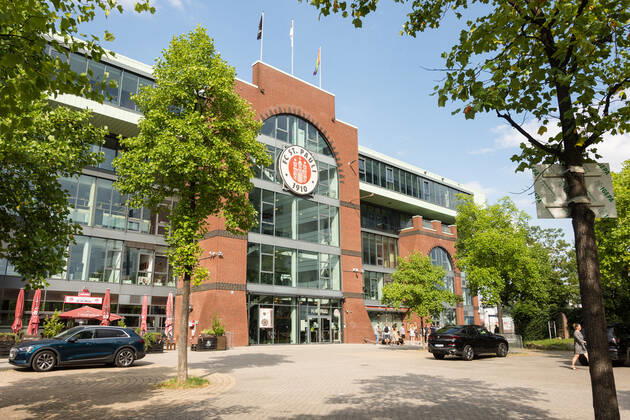 Fußball (Herren), Saison 2021 22, 2. Bundesliga, 1. Spieltag, FC St. Pauli - Holstein Kiel, Millerntor-Stadion (Hamburg), 11.07.2021 Südseite des Millerntorstadions mit dem Haupteingang zur FCSP-Geschäftsstelle und großem St. Pauli Logo an der Glasfront Hamburg Deutschland