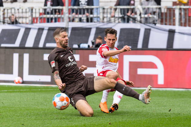 Fußball (Herren), Saison 2021 2022, 2. Bundesliga, 5. Spieltag, FC St. Pauli - SSV Jahn Regensburg, Millerntorstadion, 29.08.2021 Guido Burgstaller ( 9, FC St. Pauli), Konrad Faber ( 11, SSV Jahn R.) Hamburg Deutschland
