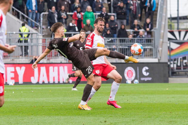 Fußball (Herren), Saison 2021 2022, 2. Bundesliga, 5. Spieltag, FC St. Pauli - SSV Jahn Regensburg, Millerntorstadion, 29.08.2021 Finn Ole Becker ( 20, FC St. Pauli) schnappt sich den Ball Hamburg Deutschland