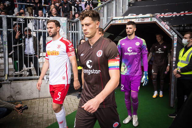Fußball (Herren), Saison 2021 2022, 2. Bundesliga, 5. Spieltag, FC St. Pauli - SSV Jahn Regensburg, Millerntorstadion, 29.08.2021 James Lawrence ( 3, FC St. Pauli) kommt aus dem Spielertunnel Hamburg Deutschland