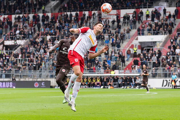 Fußball (Herren), Saison 2021 2022, 2. Bundesliga, 5. Spieltag, FC St. Pauli - SSV Jahn Regensburg, Millerntorstadion, 29.08.2021 Afeez Aremu ( 14, FC St. Pauli) und Andreas Albers ( 19, SSV Jahn R.) Hamburg Deutschland