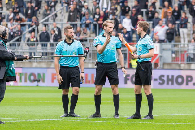 Fußball (Herren), Saison 2021 2022, 2. Bundesliga, 5. Spieltag, FC St. Pauli - SSV Jahn Regensburg, Millerntorstadion, 29.08.2021 Schiedsrichtergespann vor dem Spiel (v.l.): Julius Martenstein, Sven Waschitzki, Dr. Justus Zorn Hamburg Deutschland