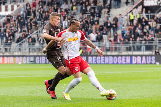 Fußball (Herren), Saison 2021 2022, 2. Bundesliga, 5. Spieltag, FC St. Pauli - SSV Jahn Regensburg, Millerntorstadion, 29.08.2021 Jakov Medic ( 18, FC St. Pauli), Joel Zwarts (SSV Jahn R.) Hamburg Deutschland