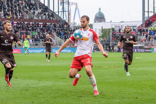 Fußball (Herren), Saison 2021 2022, 2. Bundesliga, 5. Spieltag, FC St. Pauli - SSV Jahn Regensburg, Millerntorstadion, 29.08.2021 Benedikt Gimber ( 5, SSV Jahn R., Mannschaftskapitän) Hamburg Deutschland