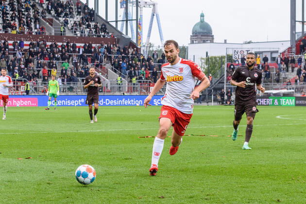 Fußball (Herren), Saison 2021 2022, 2. Bundesliga, 5. Spieltag, FC St. Pauli - SSV Jahn Regensburg, Millerntorstadion, 29.08.2021 Benedikt Gimber ( 5, SSV Jahn R., Mannschaftskapitän) Hamburg Deutschland