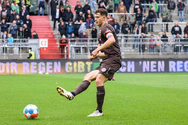Fußball (Herren), Saison 2021 2022, 2. Bundesliga, 5. Spieltag, FC St. Pauli - SSV Jahn Regensburg, Millerntorstadion, 29.08.2021 James Lawrence ( 3, FC St. Pauli) Hamburg Deutschland