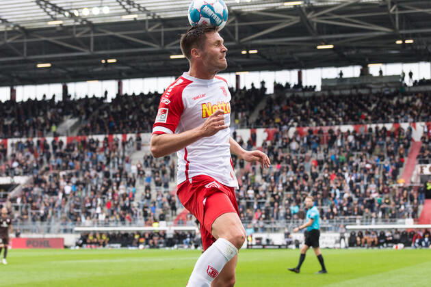 Fußball (Herren), Saison 2021 2022, 2. Bundesliga, 5. Spieltag, FC St. Pauli - SSV Jahn Regensburg, Millerntorstadion, 29.08.2021 Andreas Albers ( 19, SSV Jahn R.) nimmt den Einwurf per Kopf an Hamburg Deutschland