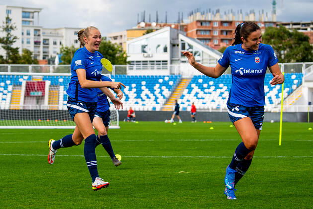 210920 Frida Maanum and Ingrid Syrstad Engen of the Norwegian women s national football team during a training session on September 20, 2021 in Pristina. Photo: Vegard Wivestad Grott BILDBYRAN kod VG VG0171 fotboll football soccer fotball vm-kval kval fifa women s world cup qualifier qualifier träning practice training trening norge norway dam bbeng Copyright: VEGARDxWIVESTADxGRoTT BB210920VG014
