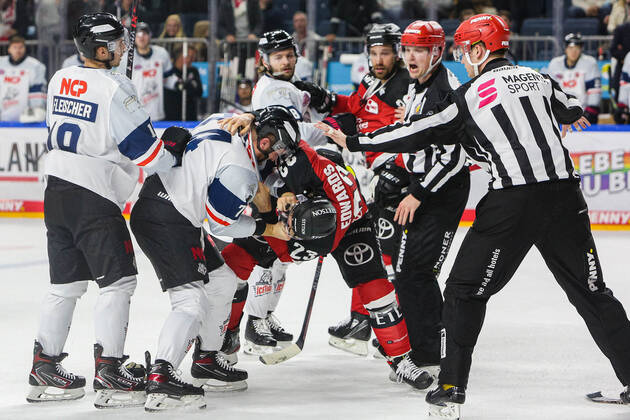 Eishockey Penny-DEL 49.Spieltag Kölner Haie - Nürnberg Ice Tigers am 21.09.2021 in der Lanxess Arena in Köln Dane Fox ( Nürnberg ) ,links - im Fight mit Maurice Edwards ( Köln ), rechts Gemäß den Vorgaben der DEL Deutsche Eishockey Liga ist die Publikation und Weiterverwertung der Aufnahmen in elektronischen Medien und Endgeräten aller Art während des laufenden Spiels nicht zulässig.