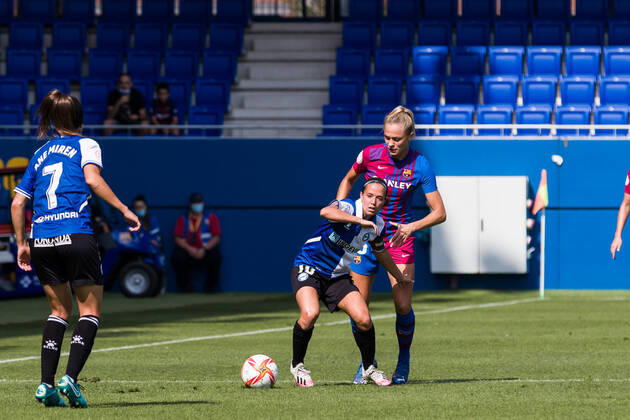 October 2, 2021, Sant Joan Despi, Barcelona, Spain: Alba Aznar of Deportivo Alaves Femenino competes with Fridolina Rolfo of FC Barcelona, Barca Femeni during the Liga Iberdrola match between FC Barcelona Femeni and Deportivo Alaves Femenino at Johan Cruyff Stadium on October 02, 2021 in Sant Joan Despi, Barcelona, Spain. Sant Joan Despi Spain - ZUMAa181 20211002_zaa_a181_019 Copyright: xJavierxBorregox