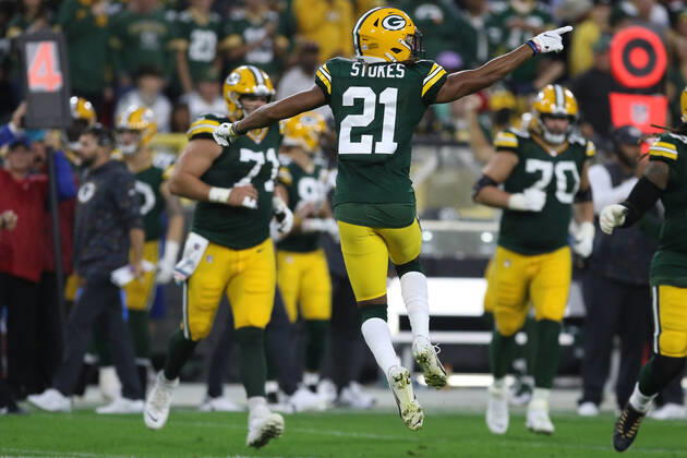 GREEN BAY, WI - OCTOBER 03: Green Bay Packers cornerback Eric Stokes (21) reacts to a fourth down stop during a game between the Green Bay Packers and the Pittsburgh Steelers at Lambeau Field on October 3, 2021 in Green Bay, WI. (Photo by Larry Radloff Icon Sportswire) NFL, American Football Herren, USA OCT 03 Steelers at Packers Icon2110034333