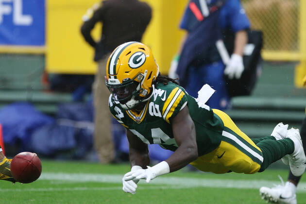 GREEN BAY, WI - OCTOBER 03: Green Bay Packers cornerback Isaac Yiadom (24) dives for a ball during a game between the Green Bay Packers and the Pittsburgh Steelers at Lambeau Field on October 3, 2021 in Green Bay, WI. (Photo by Larry Radloff Icon Sportswire) NFL, American Football Herren, USA OCT 03 Steelers at Packers Icon2110031569