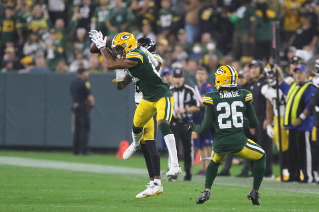 GREEN BAY, WI - OCTOBER 03: Green Bay Packers cornerback Eric Stokes (21) makes an interception during a game between the Green Bay Packers and the Pittsburgh Steelers at Lambeau Field on October 3, 2021 in Green Bay, WI. (Photo by Larry Radloff Icon Sportswire) NFL, American Football Herren, USA OCT 03 Steelers at Packers Icon2110034772