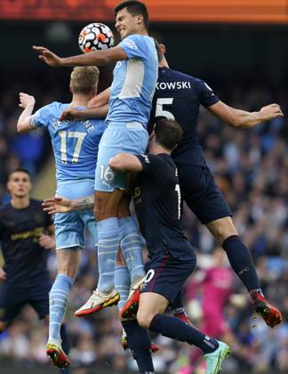 Manchester, England, 16th October 2021. Rodrigo of Manchester City (C) wins a header during the Premier League match at the Etihad Stadium, Manchester. Picture credit should read: Andrew Yates Sportimage EDITORIAL USE ONLY. No use with unauthorised audio, video, data, fixture lists, club league logos or live services. Online in-match use limited to 120 images, no video emulation. No use in betting, games or single club league player publications. SPI-1247-0016