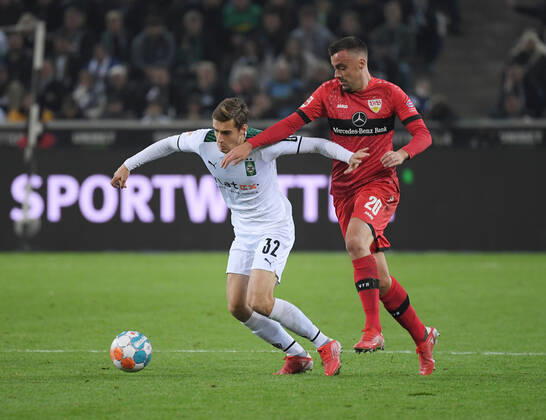 Florian Neuhaus (Borussia Moenchengladbach), li., gegen Philipp Förster (VfB Stuttgart) 16.10.2021, Fussball GER, Saison 2021 2022, 1. Bundesliga, 8. Spieltag, Borussia Mönchengladbach - VfB Stuttgart 1:1, Foto: Weis TEAM2sportphoto