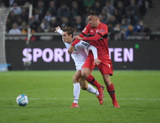 Florian Neuhaus (Borussia Moenchengladbach), li., gegen Philipp Förster (VfB Stuttgart) 16.10.2021, Fussball GER, Saison 2021 2022, 1. Bundesliga, 8. Spieltag, Borussia Mönchengladbach - VfB Stuttgart 1:1, Foto: Weis TEAM2sportphoto