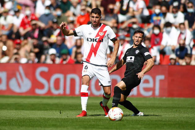 October 17, 2021, MADRID, MADRID, SPAIN: Santi Comesana of Rayo Vallecano in action during the spanish league, La Liga Santander, football match played between Rayo Vallecano and Elche CF at Campo de Futbol de Vallecas on October 17, 2021, in Madrid, Spain. MADRID SPAIN - ZUMAa181 20211017_zaa_a181_008 Copyright: xOscarxJ.xBarrosox