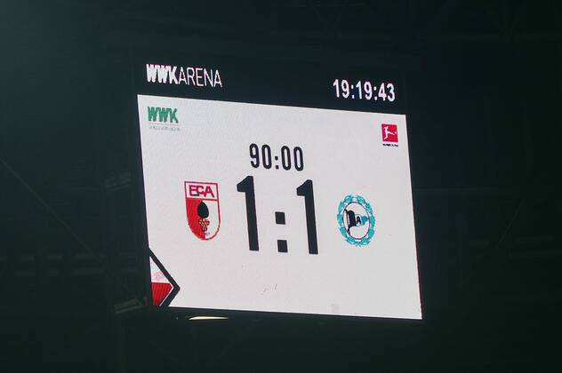 Endstand 1:1 auf der Anzeigetafel, FC Augsburg vs. Arminia Bielefeld, 1. Bundesliga, 8. Spieltag, 17.10.2021 DFB regulations prohibit any use of photographs as image sequences and or quasi-video Augsburg Bayern Deutschland