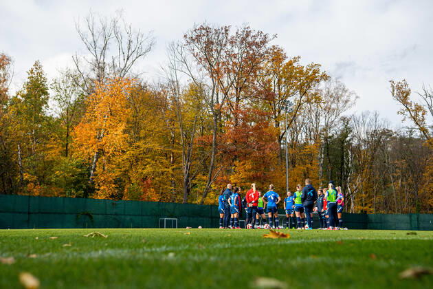 211022 Players and staff of the Norwegian women s national football team during a training session on October 22, 2021 in Lodz. Photo: Vegard Wivestad Grott BILDBYRAN kod VG VG0188 bbeng fotboll football soccer fotball vm-kval kval fifa women s world cup qualifier qualifier träning practice training trening norge norway dam polen poland Copyright: VEGARDxWIVESTADxGRoTT BB211022VG015