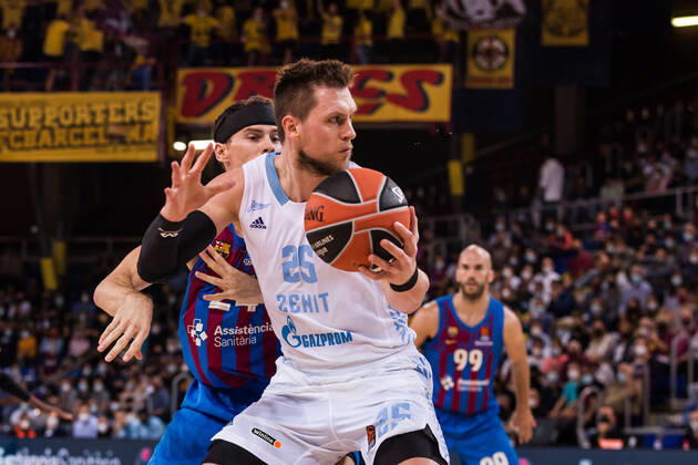 October 22, 2021, Barcelona, Barcelona, Spain: Mateusz Ponitka of Zenit St Petersburg in action against Kyle Kuric of FC Barcelona, Barca during the Turkish Airlines EuroLeague match between FC Barcelona and Zenit St Petersburg at Palau Blaugrana on October 22, 2021 in Barcelona, Spain. Barcelona Spain - ZUMAa181 20211022_zaa_a181_023 Copyright: xJavierxBorregox