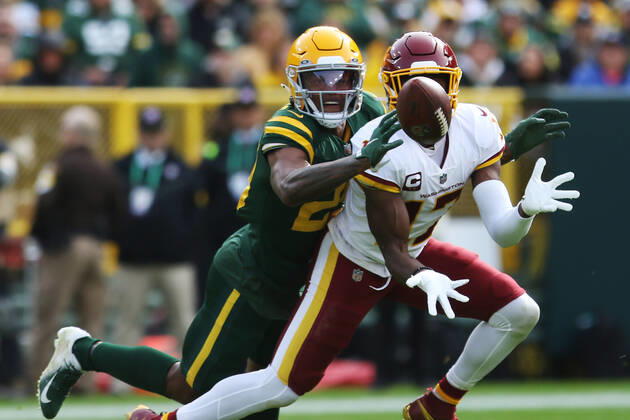 GREEN BAY, WI - OCTOBER 24: Green Bay Packers cornerback Rasul Douglas (29) tips a ball away from Washington Football Team wide receiver Terry McLaurin (17) during a game between the Green Bay Packers and the Washington Football Team at Lambeau Field on October 24, 2021 in Green Bay, WI. (Photo by Larry Radloff Icon Sportswire) NFL, American Football Herren, USA OCT 24 Washington Football Team at Packers Icon2110241200