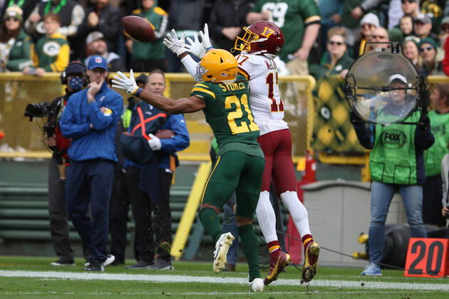 GREEN BAY, WI - OCTOBER 24: Green Bay Packers cornerback Eric Stokes (21) breaks up a pass intended for Washington Football Team wide receiver Terry McLaurin (17) during a game between the Green Bay Packers and the Washington Football Team at Lambeau Field on October 24, 2021 in Green Bay, WI. (Photo by Larry Radloff Icon Sportswire) NFL, American Football Herren, USA OCT 24 Washington Football Team at Packers Icon2110241819
